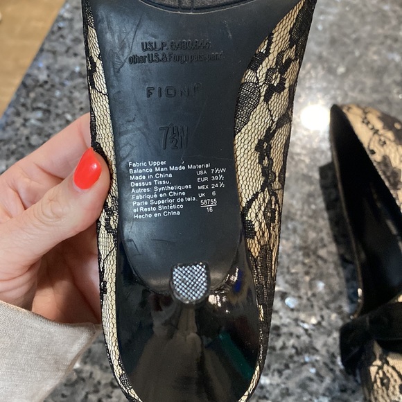 NWOT Fioni Womens Floral Lace low kitten round toe heels | Size 7 1/2 W - Picture 5 of 10